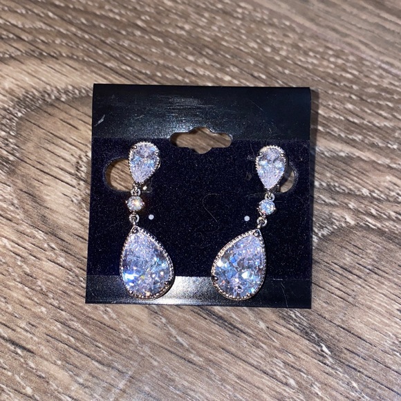 Beautiful Clip on Earrings - Picture 1 of 3